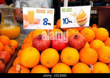 Arance e melograni al banco del mercato locale con le etichette di prezzo per la preparazione del succo: Istanbul, Turchia - 22 agosto 2018 Foto Stock