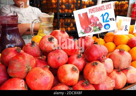 Frutta fresca melograni e arance al banco del mercato locale con i codici di prezzo per la preparazione del succo: Istanbul, Turchia - 22 agosto 2018 Foto Stock