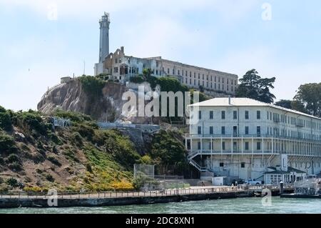 Isola di Alcatraz e prigione di Alcatraz, situata nella baia di San Francisco, al largo di San Francisco. Foto Stock