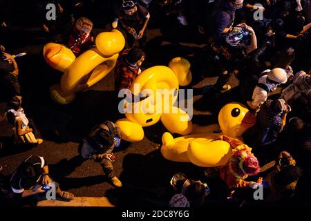 Bangkok, Thailandia. 18 Nov 2020. Durante la dimostrazione, i dimostranti che trasportano anatre gialle gonfiabili.migliaia di manifestanti pro-democrazia si sono riuniti all'incrocio di Ratchaprasong per spruzzare e dipingere presso la sede della Royal Thai Police chiedendo un cambiamento costituzionale da parte del governo. Credit: Jittima Lukboon/SOPA Images/ZUMA Wire/Alamy Live News Foto Stock