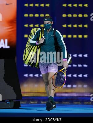 Rafael Nadal va in campo indossando una maschera che riconosce i suoi 20 titoli Grand Slam durante il quinto giorno delle finali Nitto ATP all'O2 Arena di Londra. Foto Stock