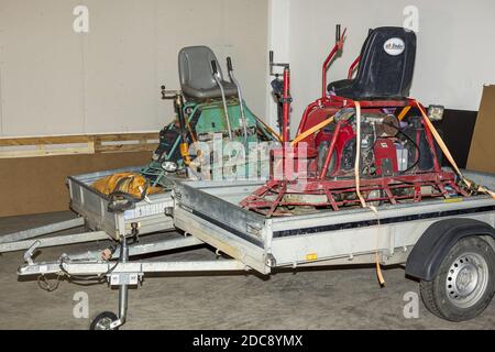 Vista ravvicinata della rettificatrice per calcestruzzo caricata sul rimorchio. Foto Stock