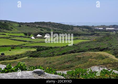 Un paio di tende sulla isolata, tranquilla, campeggio sito sulla bella isola di Bryher nelle isole di Scilly.Cornwall.UK Foto Stock