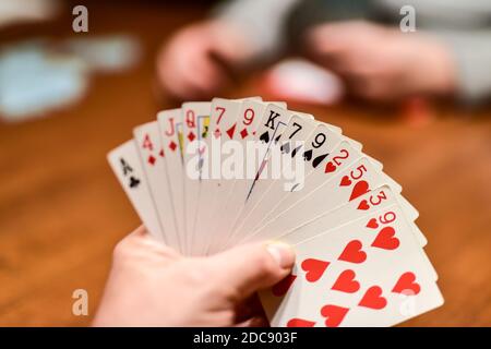 mano umana che tiene carte da gioco gioco gioco di carte gioco Foto Stock