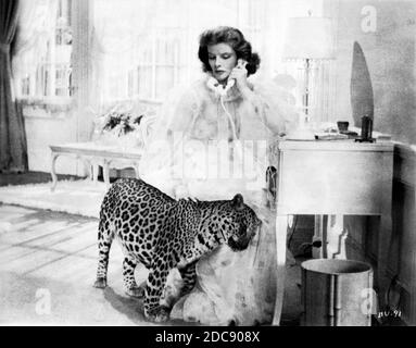 KATHARINE HEPBURN e BABY il leopardo nel PORTARE IL BAMBINO 1938 regista HOWARD HAWKS RKO radio Pictures Foto Stock