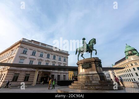 Statua equestre dell'arciduca Alberto di fronte al Museo Albertina, Vienna, Austria. Foto Stock