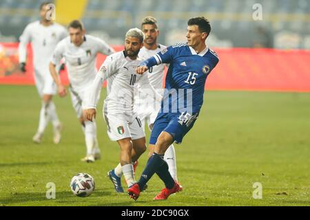 Il giocatore bosniaco Josip Corkula sfida la palla con il giocatore di Italys Lorenzo Insigne durante la UEFA Nations League Bosnia-Erzegovina e Italia a. il Foto Stock