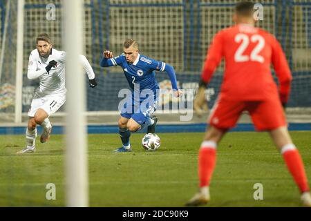 Il giocatore bosniaco Advan Kadusic sfida per palla con il giocatore di Italys Domenico Berardi durante la Lega delle Nazioni UEFA Bosnia-Erzegovina e Italia a. t Foto Stock