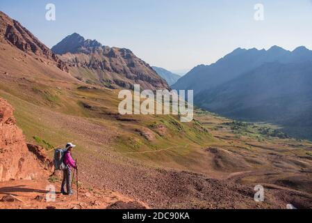 Arrampicata al West Maroon Pass sul Maroon Bells Loop, Aspen, Colorado, USA Foto Stock