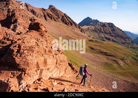 Arrampicata al West Maroon Pass sul Maroon Bells Loop, Aspen, Colorado, USA Foto Stock