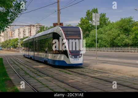 Mosca/Russia; 22 2019 giugno: Tram moderno attraverso via Menzhinsky, in una giornata estiva Foto Stock