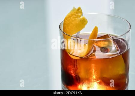 cocktail di whisky pomeridiano all'aperto Foto Stock