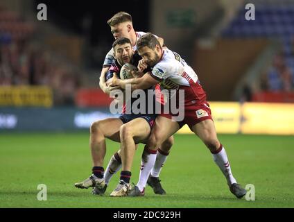 Jake Connor (a sinistra) dello Hull FC è stato affrontato da Sean o'Loughlin (a destra) e Morgan Smithies durante la semifinale di Betfred Super League, Play-off allo stadio DW di Wigan. Foto Stock