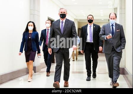 Washington, DC, Stati Uniti. 19 Nov 2020. 19 novembre 2020 - Washington, DC, Stati Uniti: Il leader di minoranza della casa KEVIN MCCARTHY (R-CA) che cammina verso il Centro visitatori della casa Studio A per la sua conferenza stampa. Credit: Michael Brochstein/ZUMA Wire/Alamy Live News Foto Stock