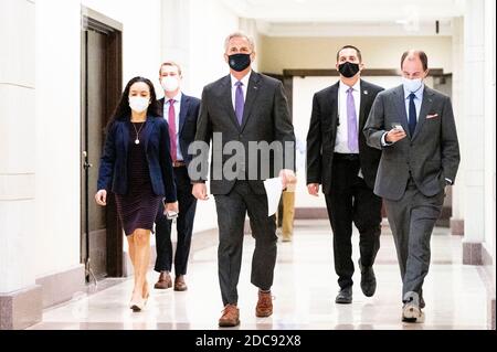 Washington, DC, Stati Uniti. 19 Nov 2020. 19 novembre 2020 - Washington, DC, Stati Uniti: Il leader di minoranza della casa KEVIN MCCARTHY (R-CA) che cammina verso il Centro visitatori della casa Studio A per la sua conferenza stampa. Credit: Michael Brochstein/ZUMA Wire/Alamy Live News Foto Stock