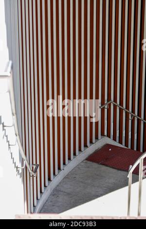 Moderno schema di scale all'aperto e curve in città Foto Stock