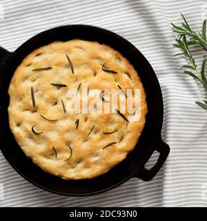 Rosemary Skillet Focaccia fatta in casa, vista dall'alto. Posa piatta, sovratesta, dall'alto. Foto Stock