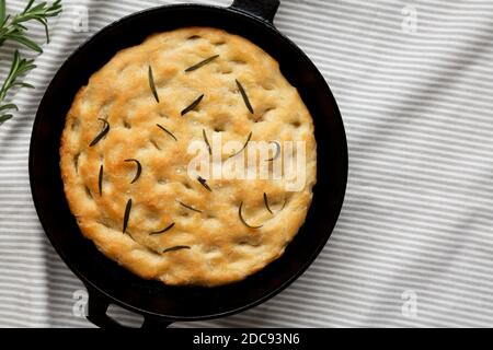 Rosemary Skillet Focaccia fatta in casa, vista dall'alto. Posa piatta, sovratesta, dall'alto. Spazio per il testo. Foto Stock