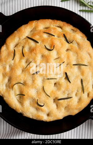 Rosemary Skillet Focaccia fatta in casa, vista dall'alto. Posa piatta, sovratesta, dall'alto. Foto Stock