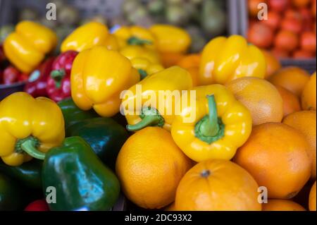 Primo piano immagine di verdure biologiche fresche e frutta messi mescolati su una bancarella di mercato Foto Stock