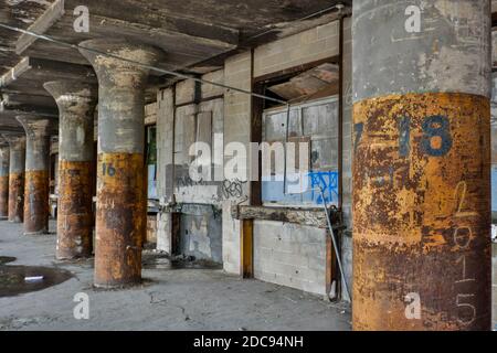 Vecchi e abbandonati banchine di carico del magazzino che stanno cadendo e desolato Foto Stock
