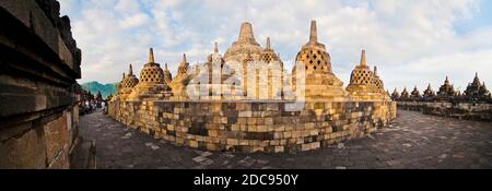 Stupa di pietra sul livello superiore del Tempio di Borobudur, Yogyakarta, Giava, Indonesia, Asia, Asia Foto Stock