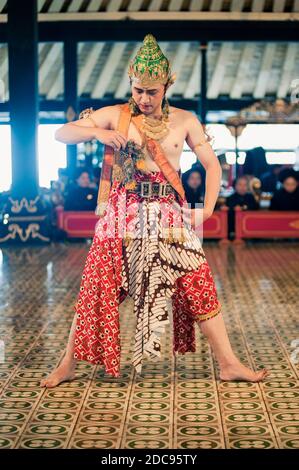 Uomo che esegue un tradizionale palazzo giavanese al Palazzo del Sultano, Kraton, Yogyakarta, Giava, Indonesia, Asia Foto Stock