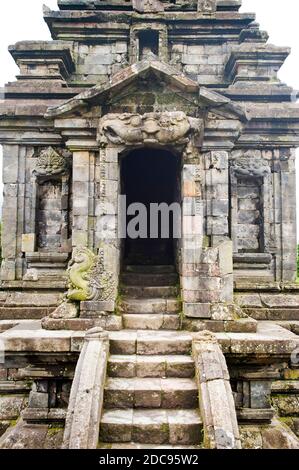 Ingresso ad un Tempio al complesso del Tempio Indù di Candi Arjuna, l'Altopiano di Dieng, Giava Centrale, Indonesia, Asia Foto Stock