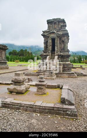 Rovine di un tempio a Candi Arjuna Hindu Temple Complex, Dieng Plateau, Giava Centrale, Indonesia, Asia, Asia Foto Stock