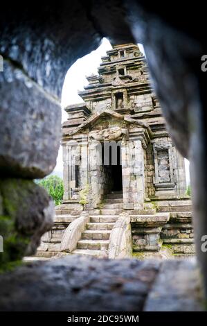 Tempio indù al complesso del tempio di Candi Arjuna, altopiano di Dieng, Giava Centrale, Indonesia, Asia Foto Stock