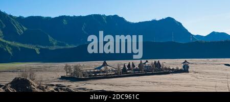 Pura Luhur poten, un tempio indù nel mare di sabbia, Monte bromo, Caldera Tengger, Giava Orientale, Indonesia, Asia, Asia Foto Stock