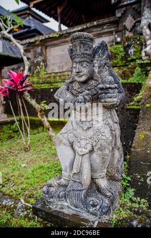 Statua di pietra al tempio Besakih (pura Besakih) un tempio indù a Bali, Indonesia, Asia Foto Stock