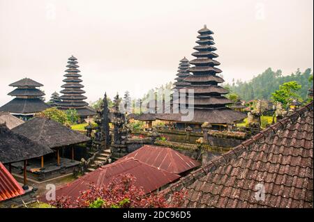 Stupas a pura Besakih (Tempio di Besakih), Bali, Indonesia, Asia, sfondo con spazio di copia Foto Stock