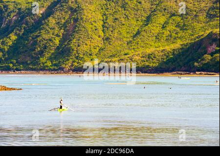 Pesca dell'uomo appena fuori Kuta Beach su una tradizionale barca da pesca presso il Villaggio dei pescatori di Kuta Lombok, Indonesia, Asia Foto Stock