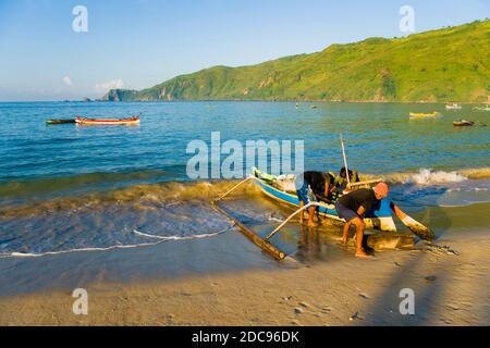 Portare in barca dopo il ritorno da un viaggio di pesca a Kuta Beach, Kuta Lombok, West Nusa Tenggara, Indonesia, Asia Foto Stock