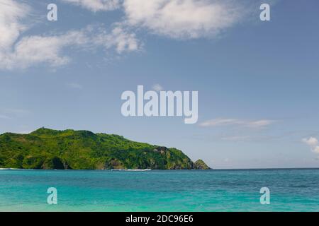 Crystal Clear Blue Ocean a Mawun Beach, un paradiso tropicale nel sud di Lombok, Indonesia, Asia, sfondo con spazio di copia Foto Stock