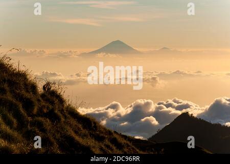 Paesaggio Foto del tramonto dietro il Monte Agung e il Monte Batur a Bali dal Monte Rinjani, Lombok, Indonesia, Asia Foto Stock