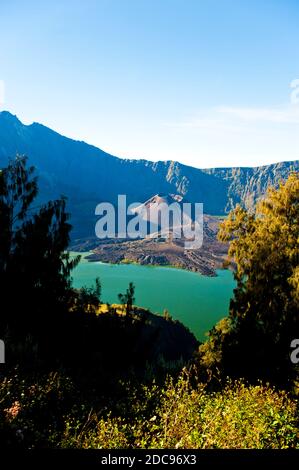 Monte Rinjani Vulcano e Cratere su Lombok, il secondo vulcano più alto in Indonesia, Asia Foto Stock