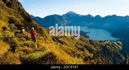 Foto panoramica dei turisti Passeggiate lungo un crinale durante il Trek di tre giorni del Monte Rinjani, Lombok, Indonesia, Asia Foto Stock