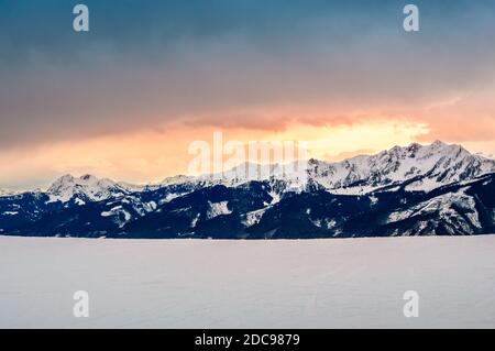 Zell am See in inverno. Vista da Schmittenhohe, pista innevata della stazione sciistica sulle Alpi, Austria. Paesaggio mozzafiato con catena montuosa, neve Foto Stock