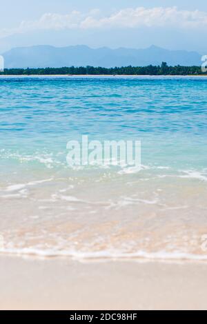 Mare cristallino sull'isola di Gili Meno con Gili Air e Rinjani su Lombok sullo sfondo, Isole Gili, Indonesia, Asia, Asia, sfondo con spazio di copia Foto Stock