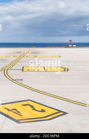 FUERTEVENTURA, SPAGNA - 15 maggio 2013. Marcature di tassamie su una pista commerciale, l'aeroporto di Fuerteventura, Puerto del Rosario, Isole Canarie Foto Stock