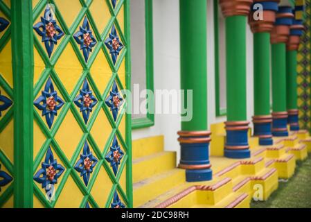 Moschea colorata vicino a Sabang, Isola Pulau WEH, Provincia di Aceh, Sumatra, Indonesia, Asia Foto Stock