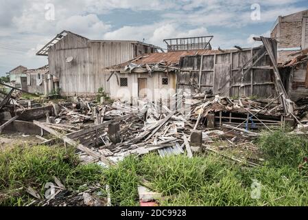 Rovine del villaggio di Guru Kinayan, distrutto dall'eruzione del vulcano Sinabung, Berastagi (Brastagi), Sumatra settentrionale, Indonesia, Asia Foto Stock