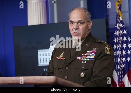 Washington, Stati Uniti d'America. 19 Nov 2020. Il Generale dell'Esercito degli Stati Uniti Gustave F. Perna, Chief Operating Officer, Operation Warp Speed, partecipa a un briefing con i membri della White House Coronavirus Task Force alla Casa Bianca di Washington, DC, 19 novembre 2020. Credit: Chris Kleponis/Pool via CNP | Usage worldwide Credit: dpa/Alamy Live News Foto Stock