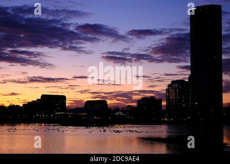 Spettacolare tramonto autunnale sul lago Dow's, Pavilion (North) End, Ottawa, Ontario, Canada. Foto Stock