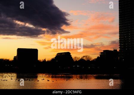 Bel tramonto autunnale sul lago Dow's, Pavilion (North) End, Ottawa, Ontario, Canada. Foto Stock