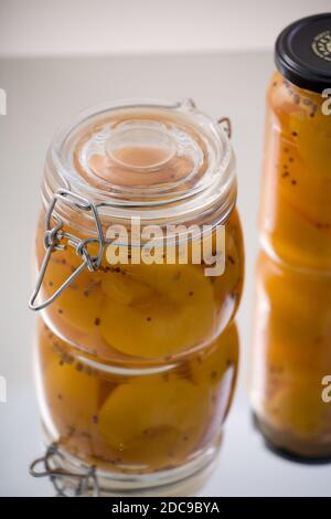 Frutta sott'aceto in vasetti di vetro Foto Stock
