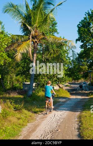 Giro turistico in bicicletta intorno a Gili Trawangan, Isole Gili, Indonesia, Asia Foto Stock