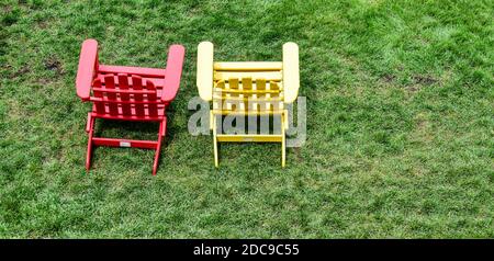 sedia colorata e vuota estate prato mobili sul verde erba Foto Stock
